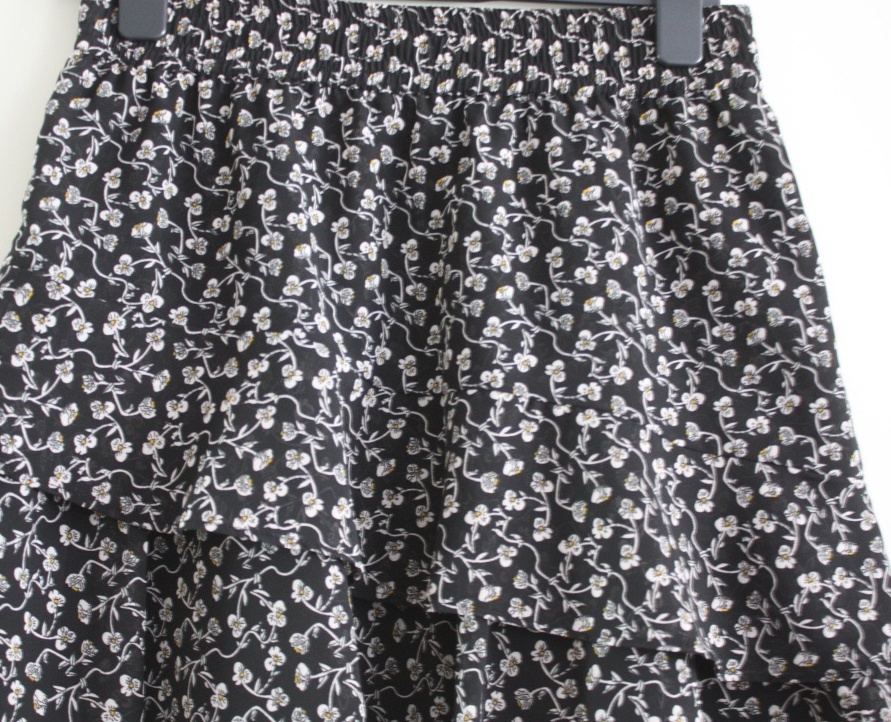Zwarte rok met witte bloemen primt maat m