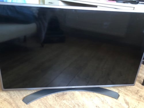 LG FLATSCREEN TV 49 inch