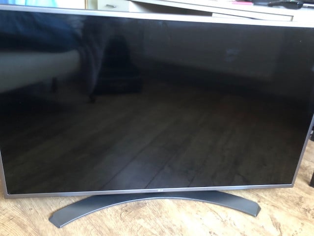 LG FLATSCREEN TV 49 inch