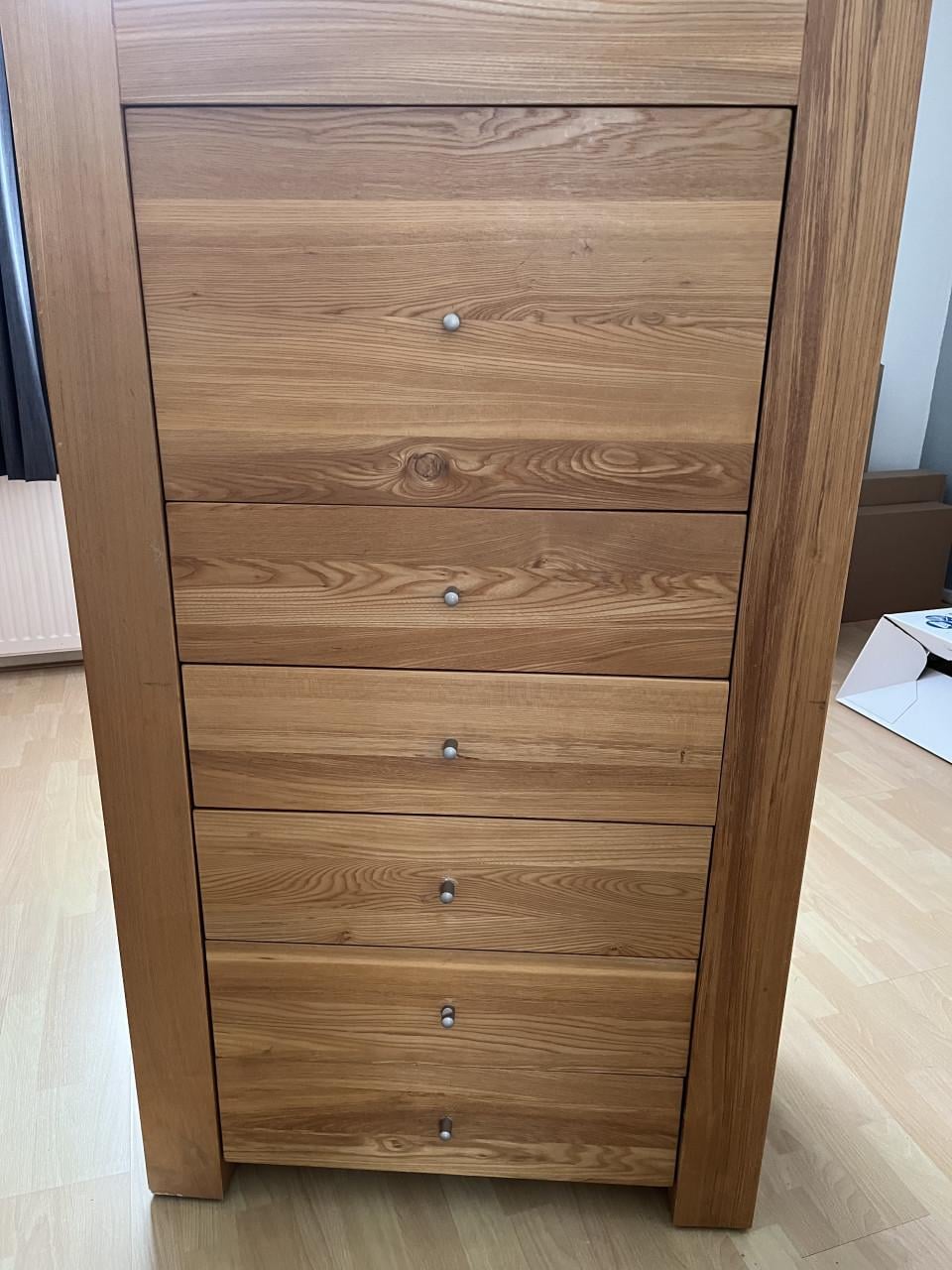 Gratis massief houten ladenkast