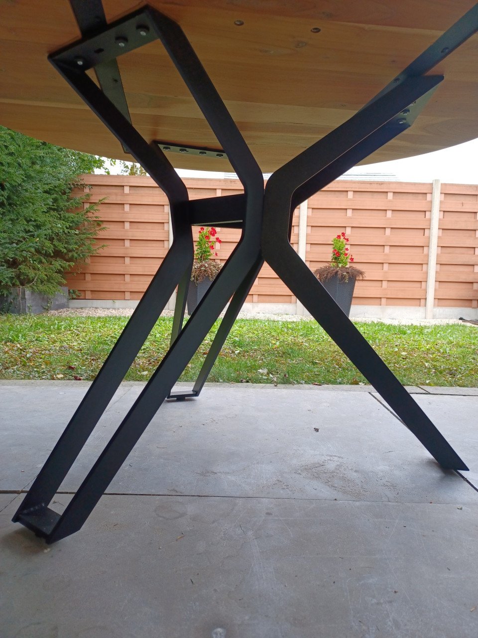 Erg mooie ronde tafel met acaciahouten blad