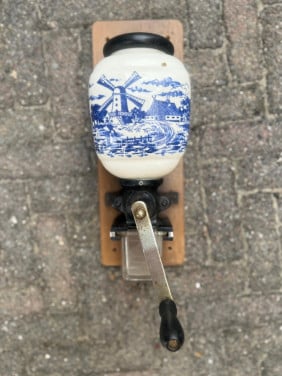 Koffiemolen met blauwprint