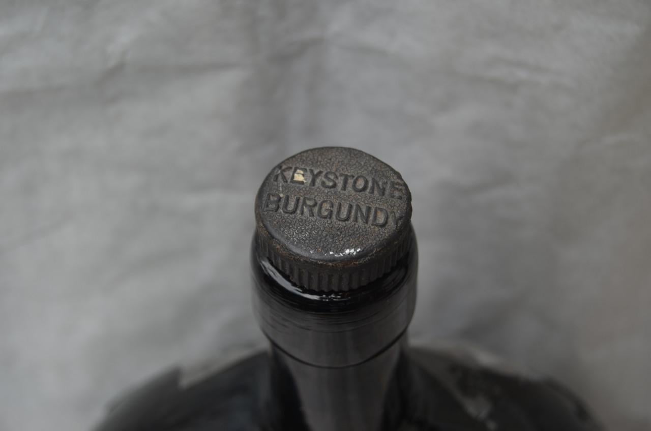 Keystone Burgundy oude decoratieve Austr. wijnflessen 19e eeuws