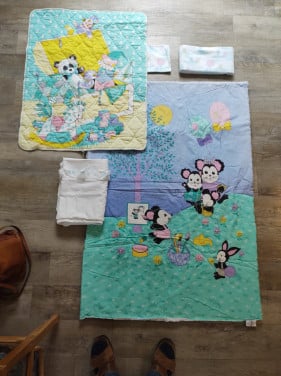 Kinder- dekbed, 2 dekbedhoezen, sloop en boxkleed.