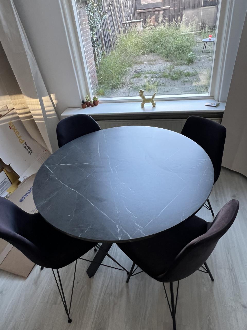 Eettafel met 4 bijpassende stoelen