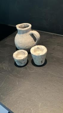 Kannetje van beton en twee waxinelichtjes