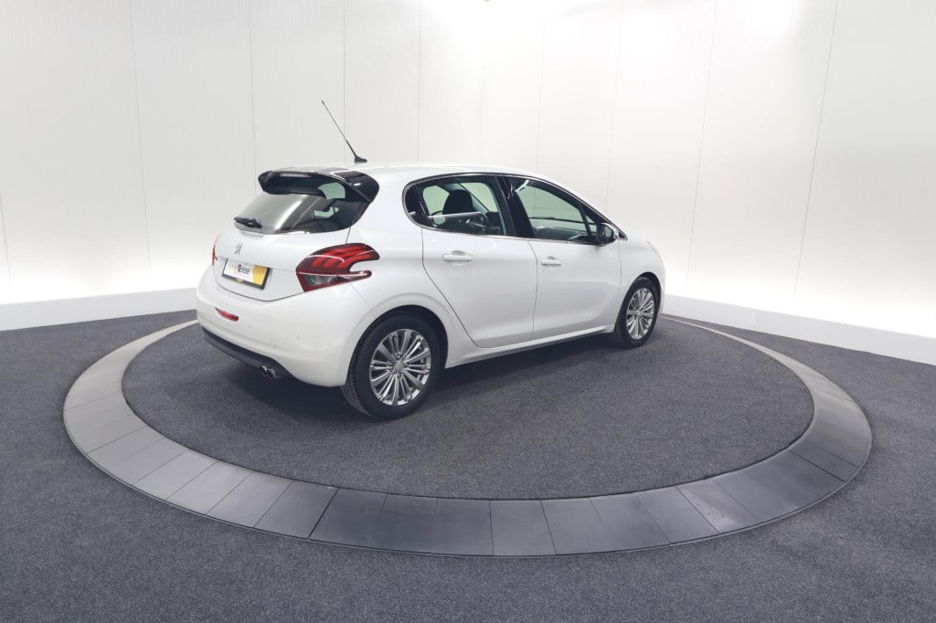 Peugeot 208 puretech 82 blue lease executive | parkeersensoren | navigatie 