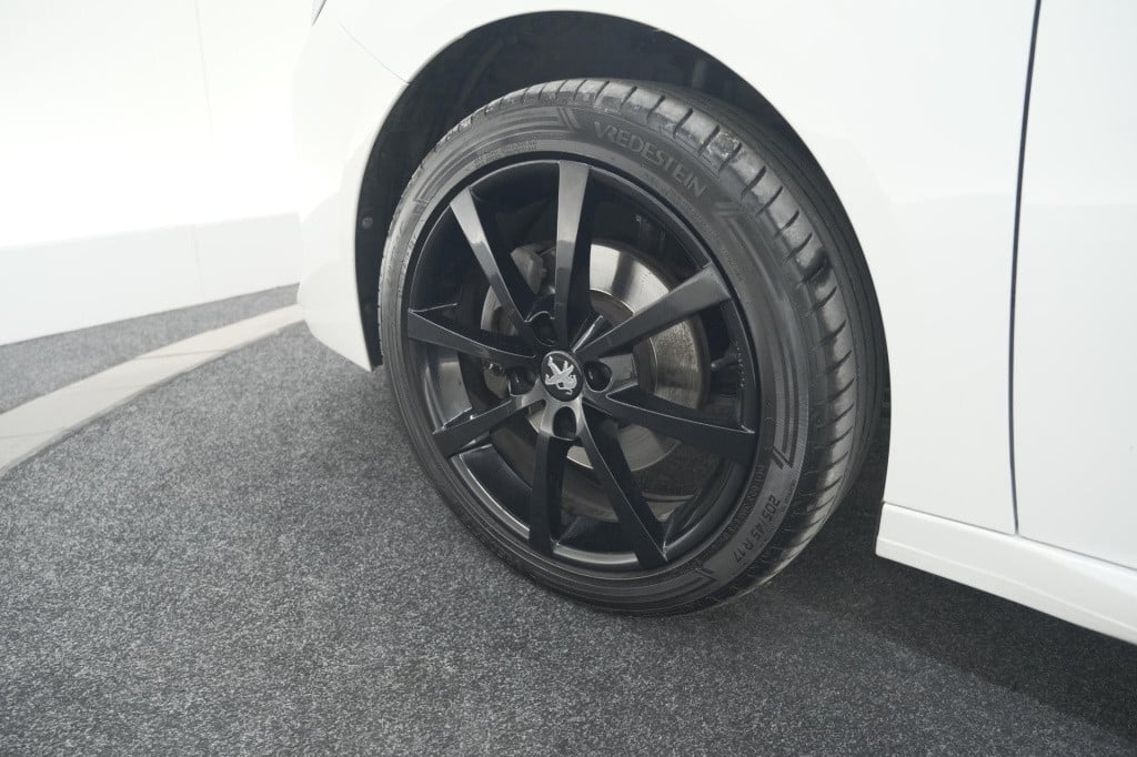 Peugeot 208 puretech 100 eat8 allure pack | camera | navigatie | apple carp