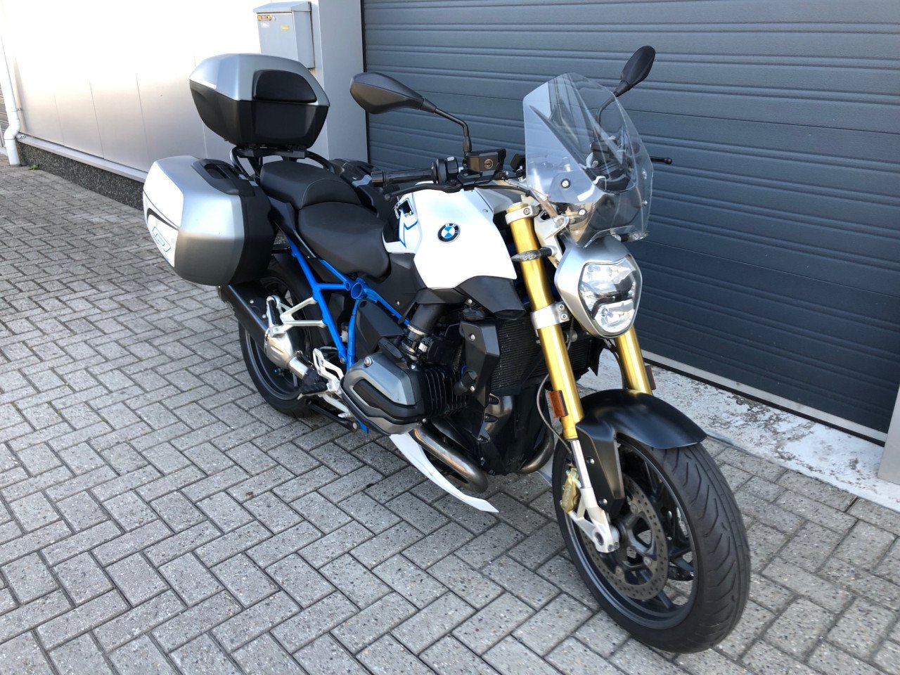 BMW R1200R LC uit 2017 met 65 dkm, full-option, kofferset, etc €8995,-