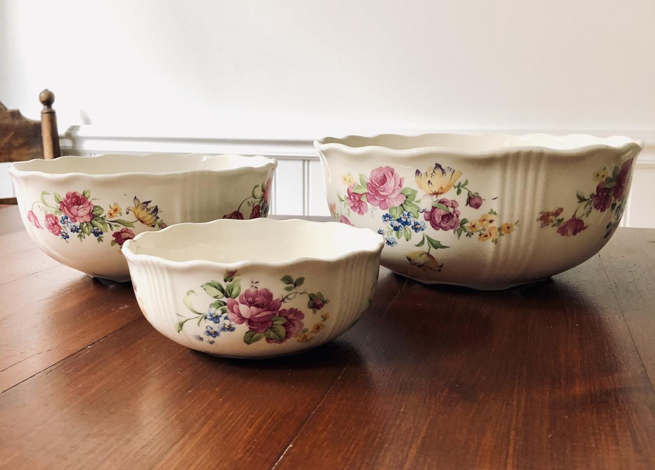 Mooi set brocante schalen met bloemmotief en golvende rand