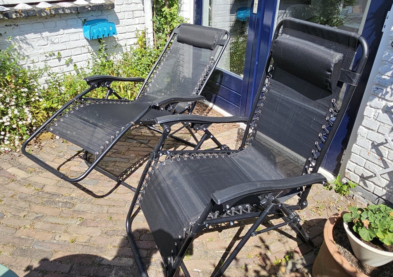 Twee opvouwbare zit/ligstoelen