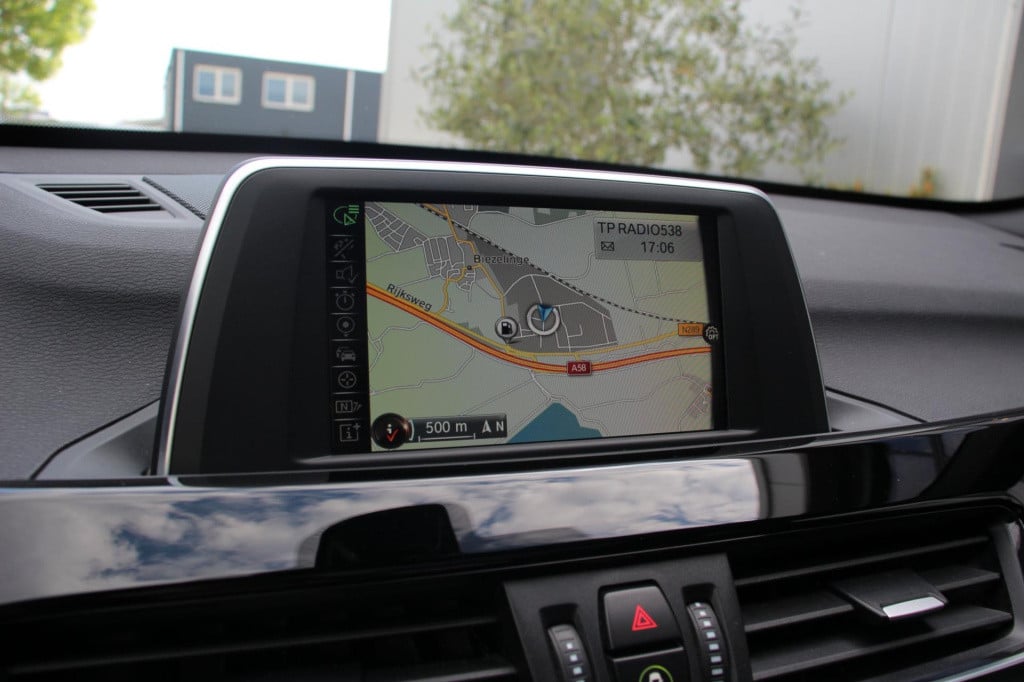 BMW X1 xdrive20i sport line automaat - led - pano - navi - stoel verw - cru