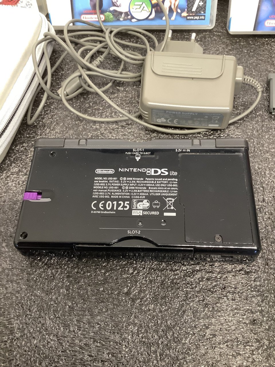 Nintendo DS Lite USG-001 zwart met spellen lader en pennetje.