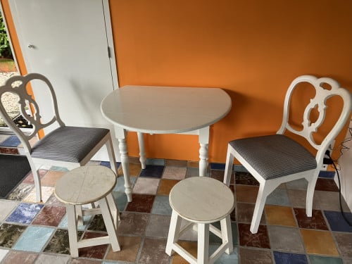 Tafel, 2 stoelen en 2 krukken