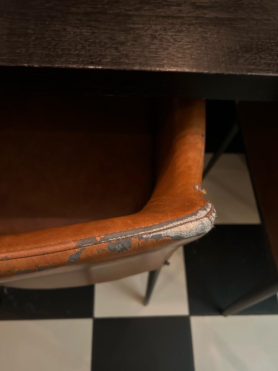 Stoelen met slijtage 10 stuks gratis