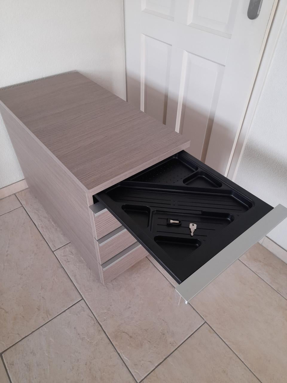 Hoekbureau  90 x 180 + 60 x 80 (z.g.a.n.) Kantoor kwaliteit!  Zeer netjes