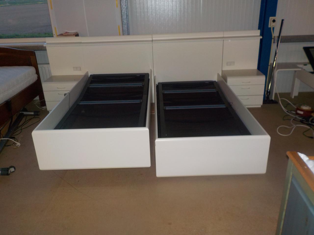 2 ledikanten 90 x 200 met auping verstelbare spiralen + 2 nachtkastjes