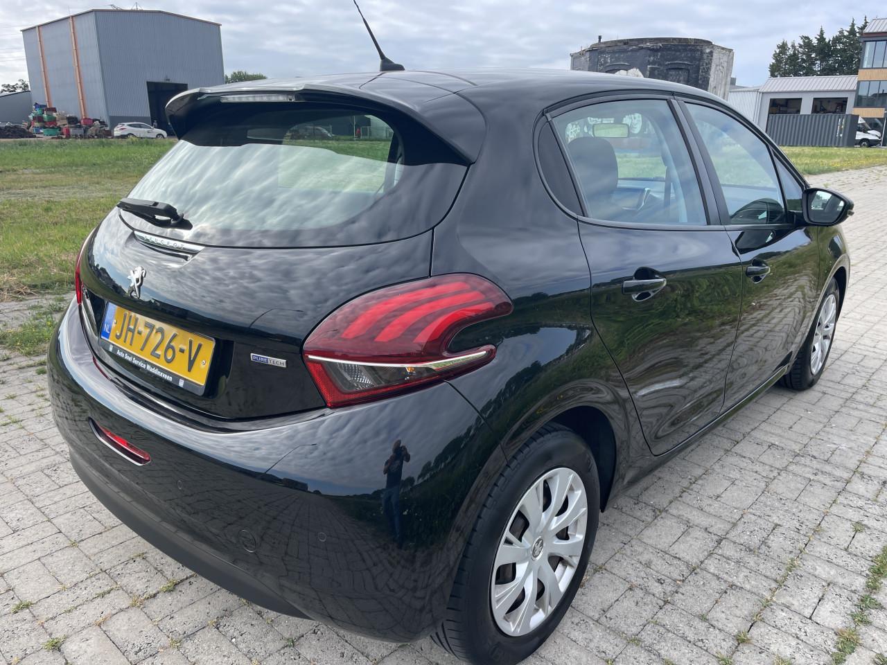 Peugeot 208 1.2 pure tech blue lion 90000 km
