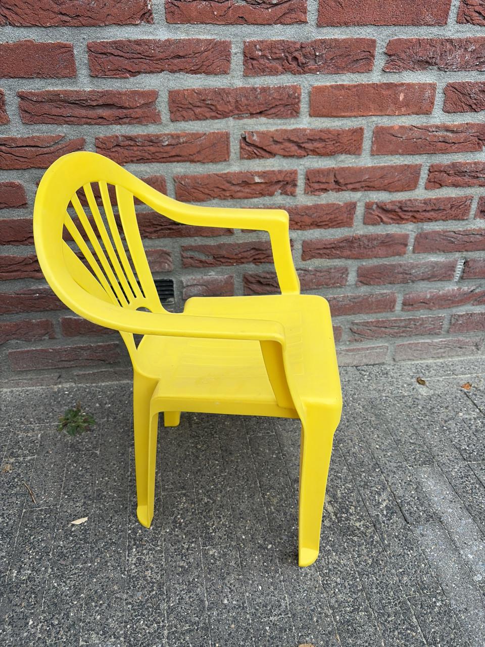 Gele kinderstoel, tuin