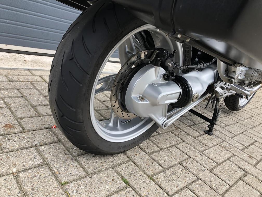Keurige BMW R1150R uit 2002 met 87 dkm, kofferset, ABS, windscherm €2695,-
