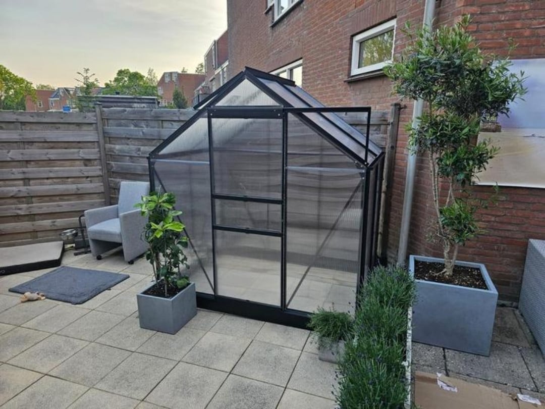 Tuinkas Vitavia comet 2500 en plantenbak van Woodblocx