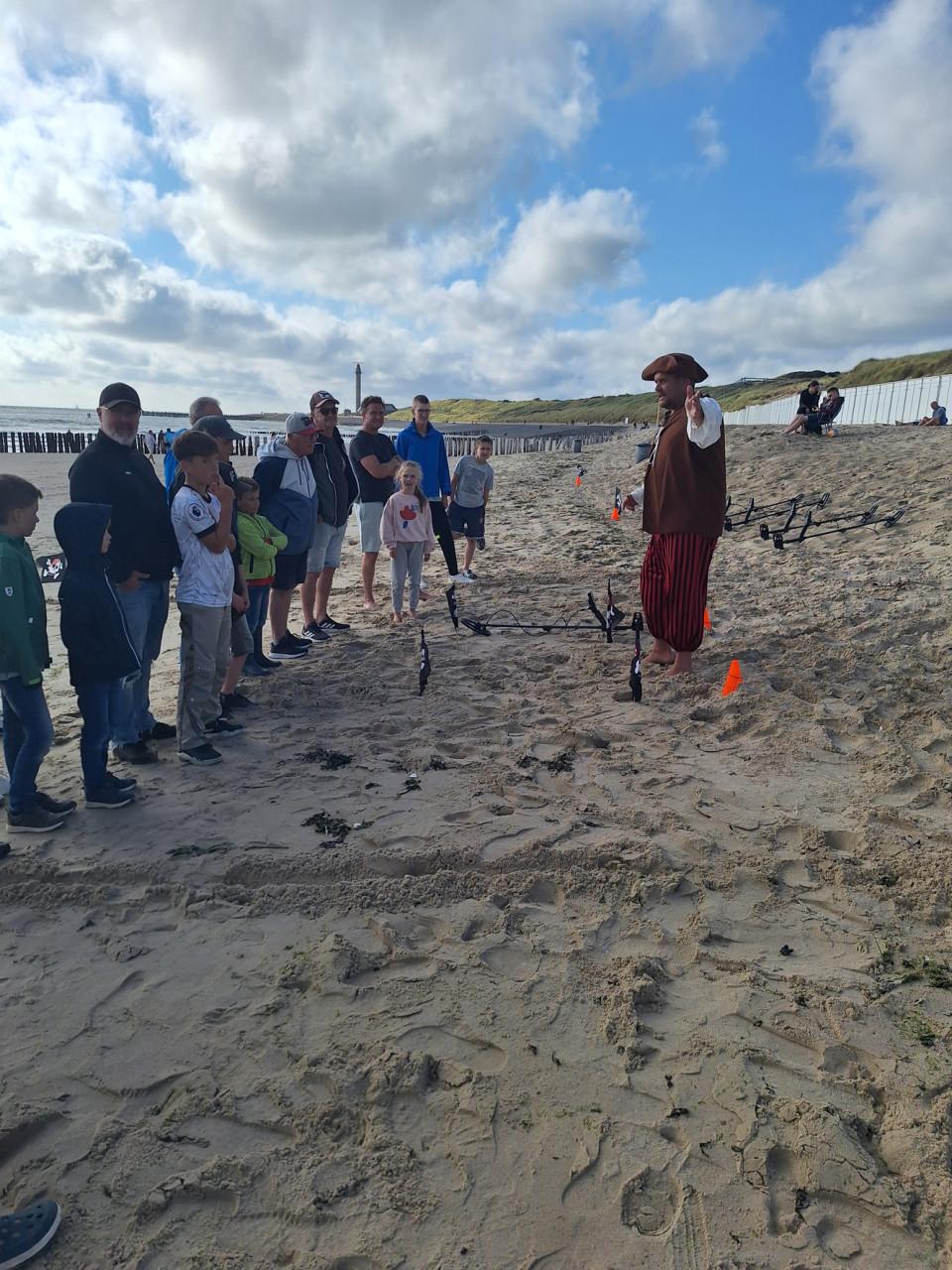 Familie en vriendengroep activiteiten met de metaaldetector