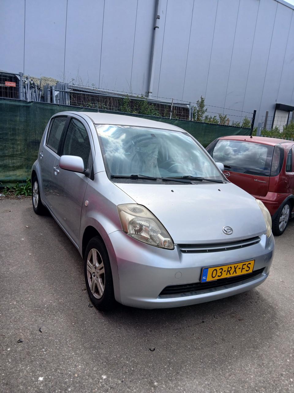 Daihatsu Sirion 1.0-2005- 5deurs-stuurbekr-el.ramen-L.M. velg-nw.apk-1400,=