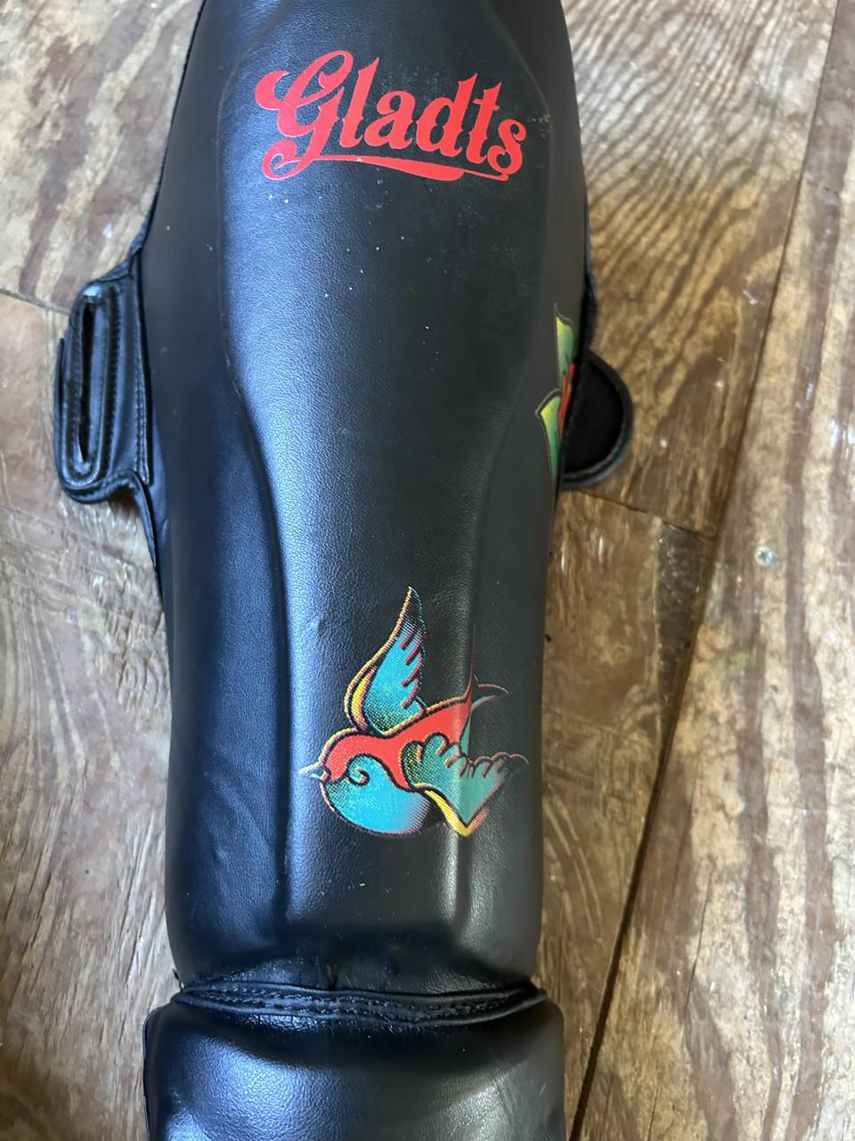 Bokshandschoenen en scheenbeschermers