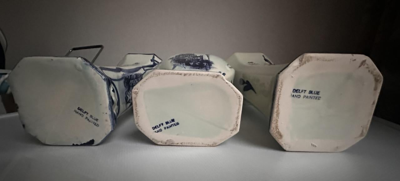 DELFTS BLAUW KASTSTEL- HAND BESCHILDERD .