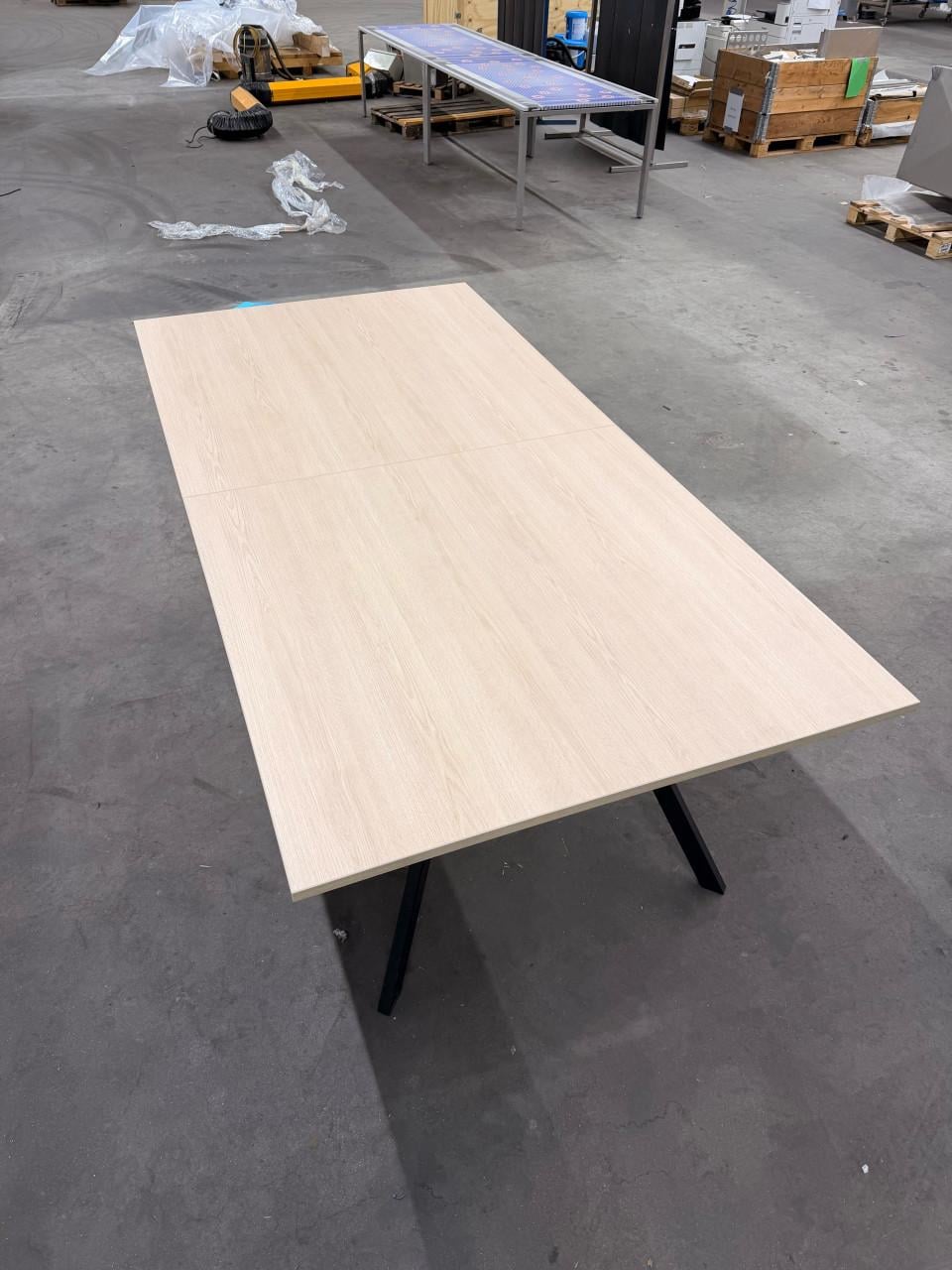 Grote vergadertafel 2 stuks