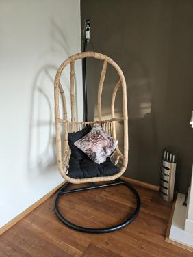 Rotan hangstoel met poot
