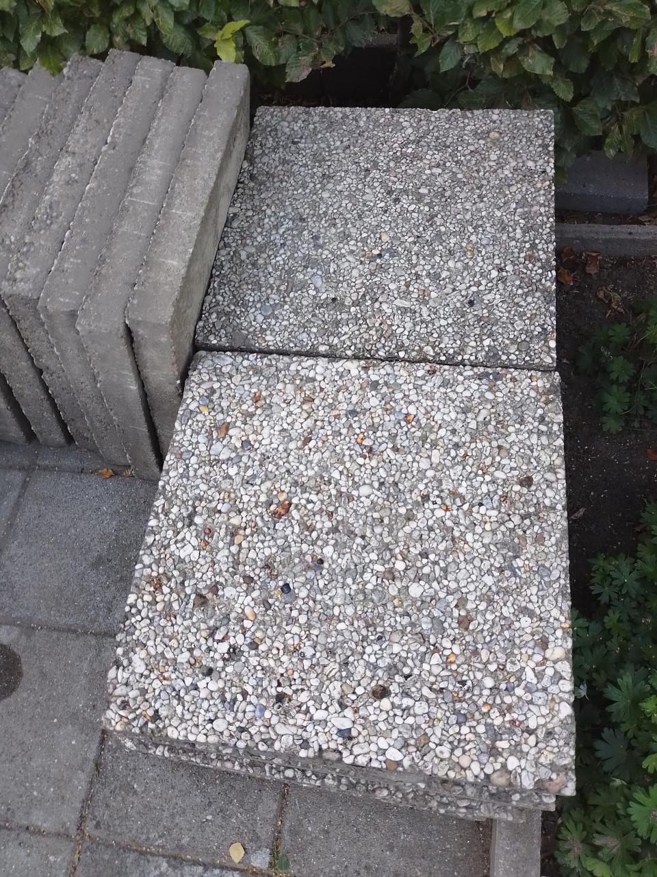 Gratis af te halen 18 uitgewassen grindtegels 50×50×5 cm