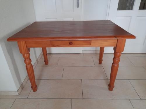Mooie tafel 80 x 120 x 76H (in goede nette staat )