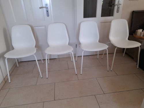 4 nette stoelen (in goede staat )