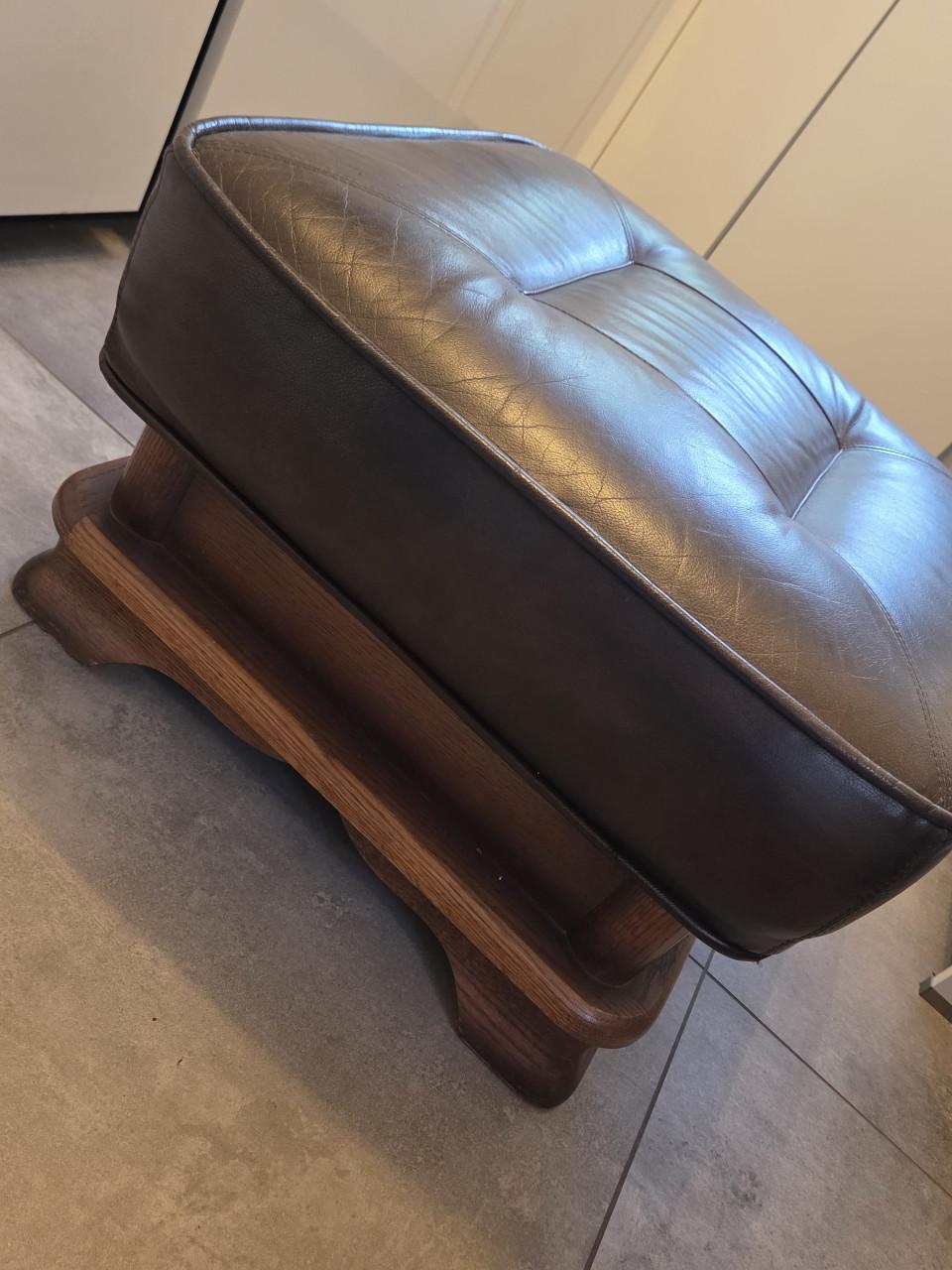 Bruin lederen poef / hocker met massief eikenhout onderstel