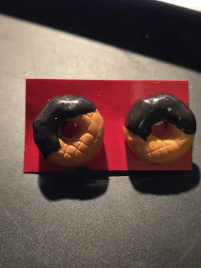 Schattige, zoete oorstekertjes in de vorm van donuts  2 cm.