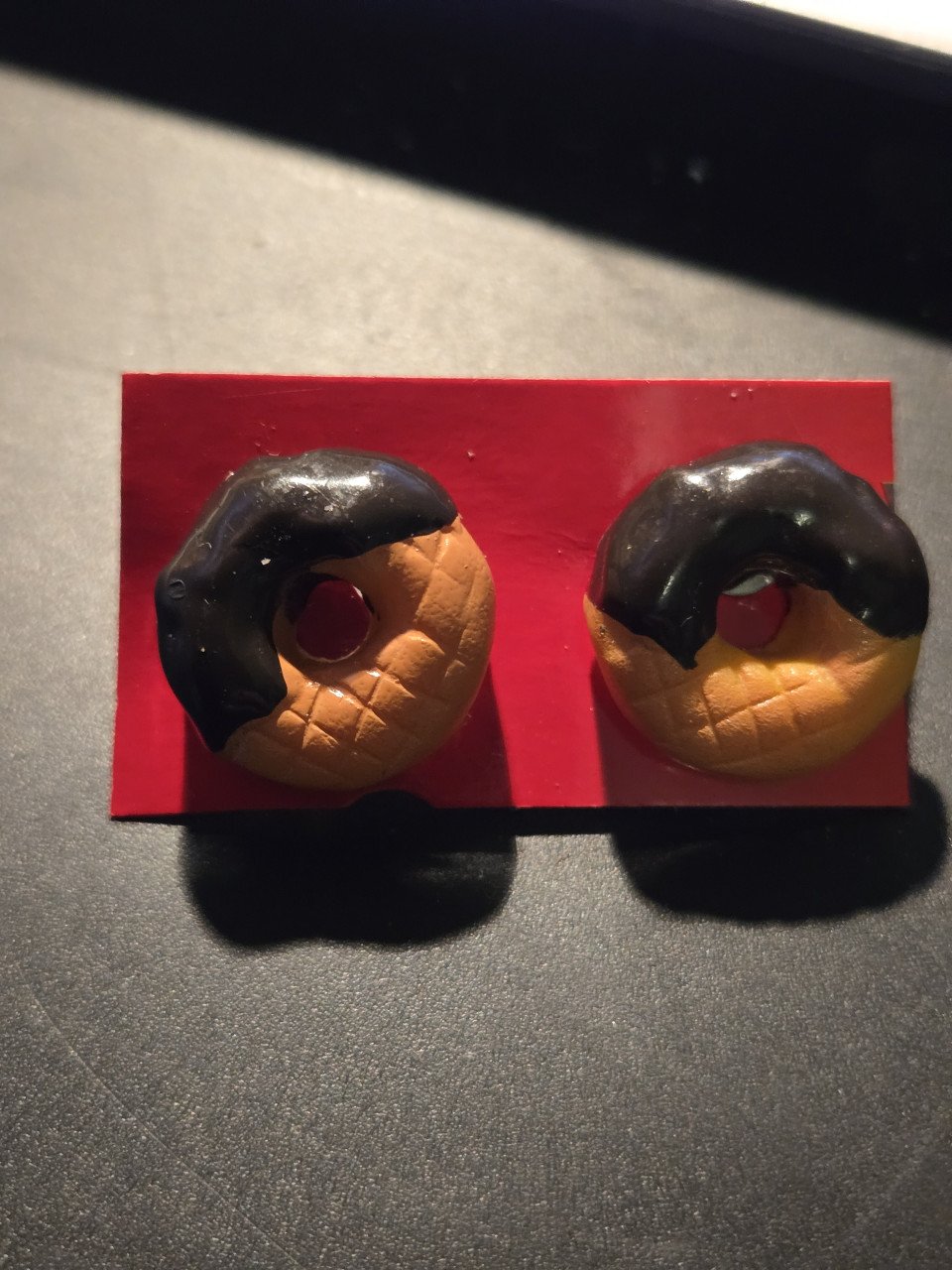 Schattige, zoete oorstekertjes in de vorm van donuts  2 cm.