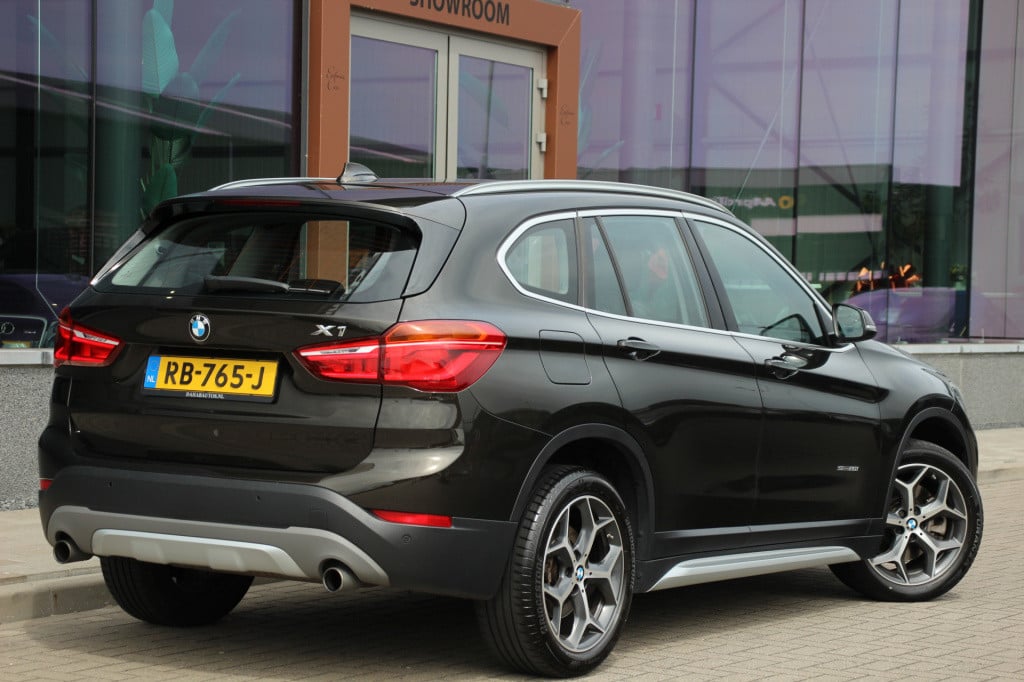 BMW X1 sdrive20i corporate lease executive | led | half leder | pdc |