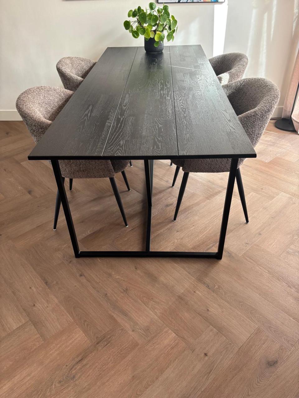 Zwart houten eettafel
