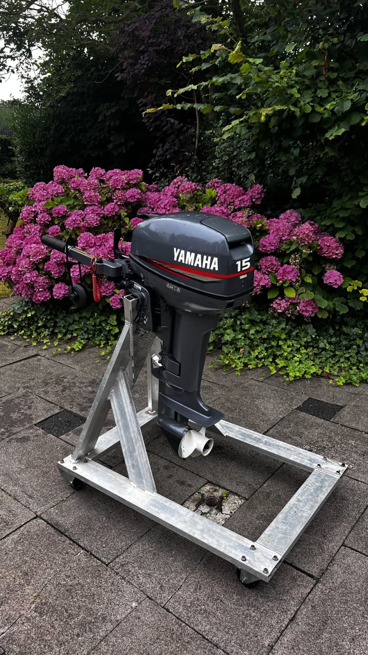 Zodiac rubberboot met 15 PK sterke buitenboordmotor en Pega Trailer.