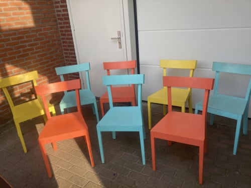 8 gekleurde Stoelen