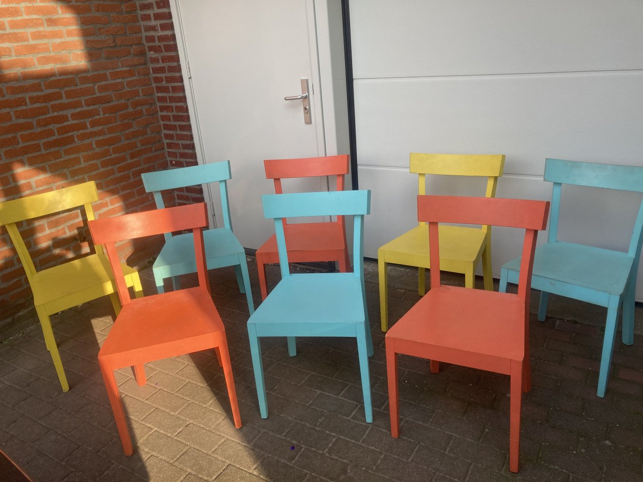 8 gekleurde Stoelen