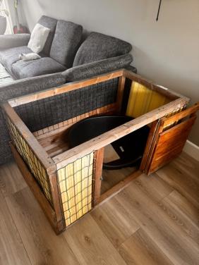 Zelfgemaakte bench of werpkist. met mand en warmtemat