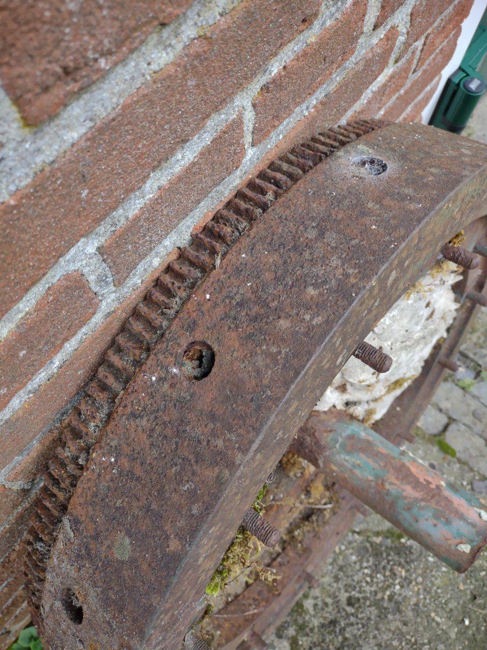 Loodzware oude molensteen, fabrieks motor onderdeel parasol.