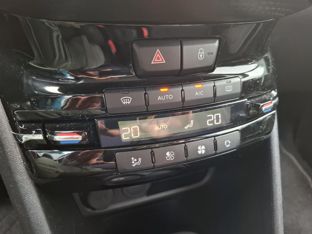Peugeot 208 1.2 tech edition 110 eat6 automaat nav/clim/cam/lm