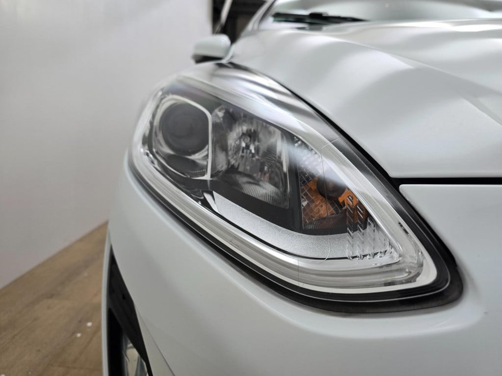 Ford Fiesta occasion luxe titanium met zwarte velgen en parkeercamera | bom