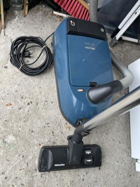 Miele stofzuiger 1400W als nieuw compleet met hulpstukken zak en filters