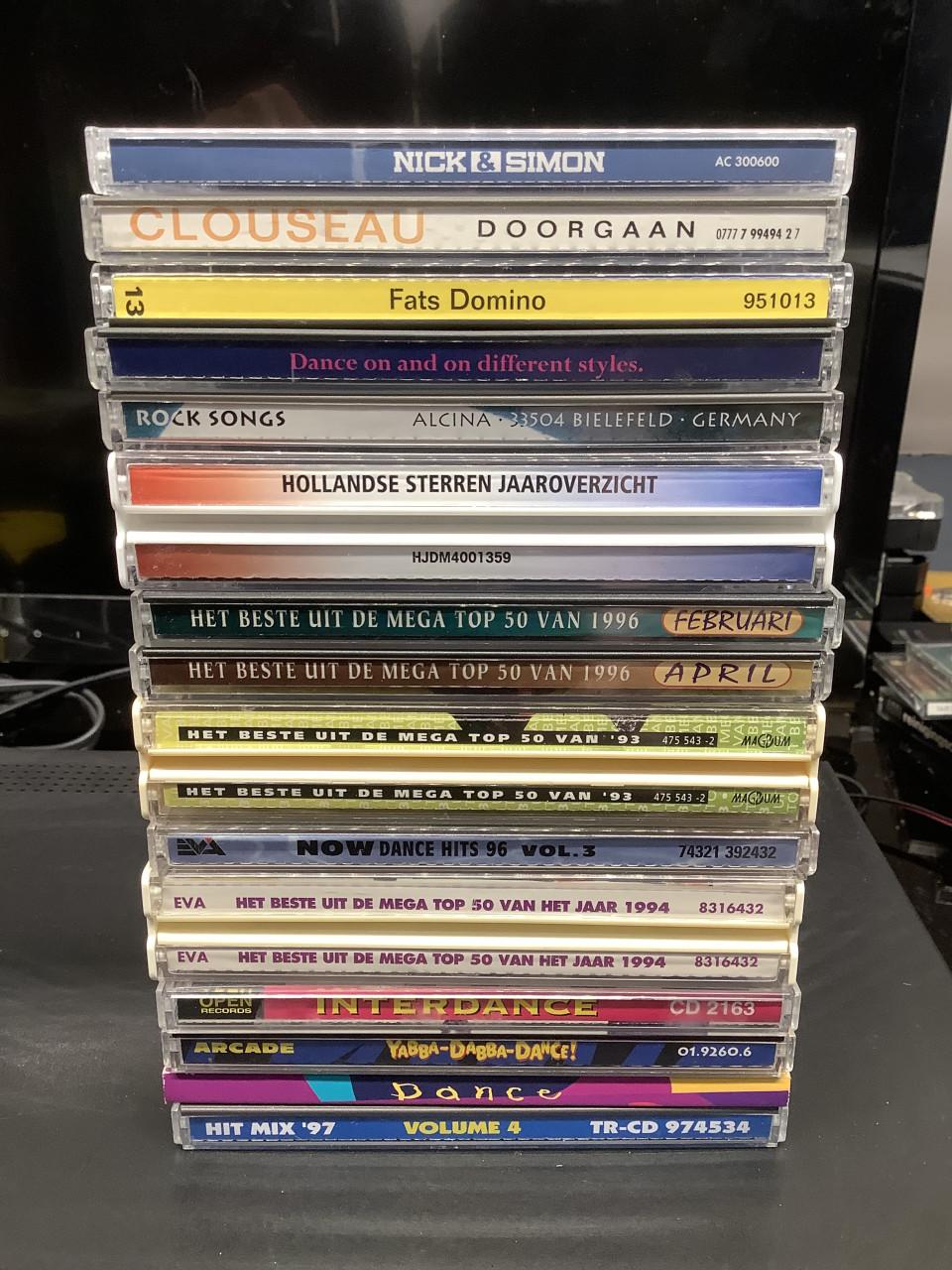 Philips cd speler type CD480/00R + stapel muziek cd’s Met voeding en tulp