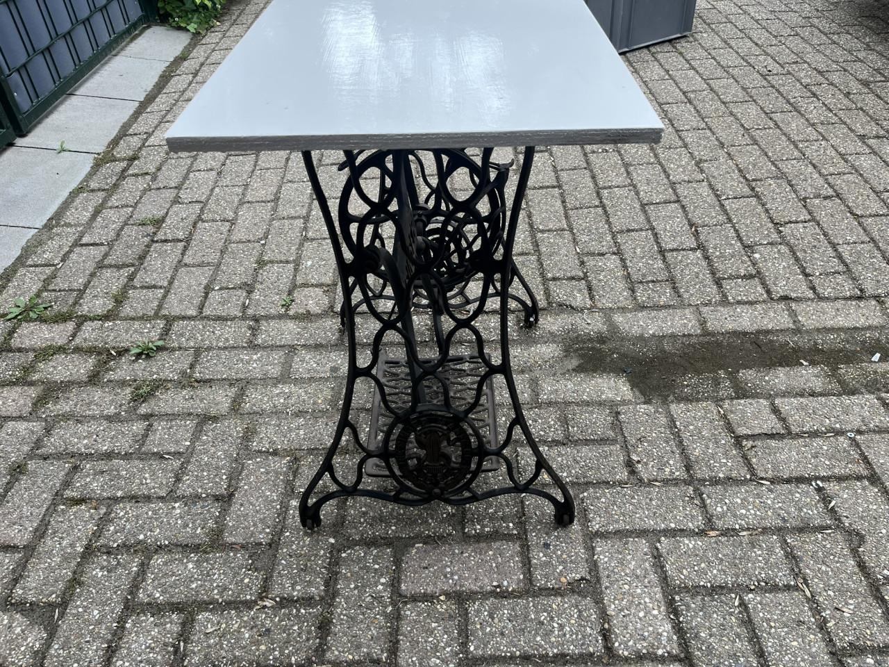 Tafeltje m Gietijzeren frame Singer naaimachine