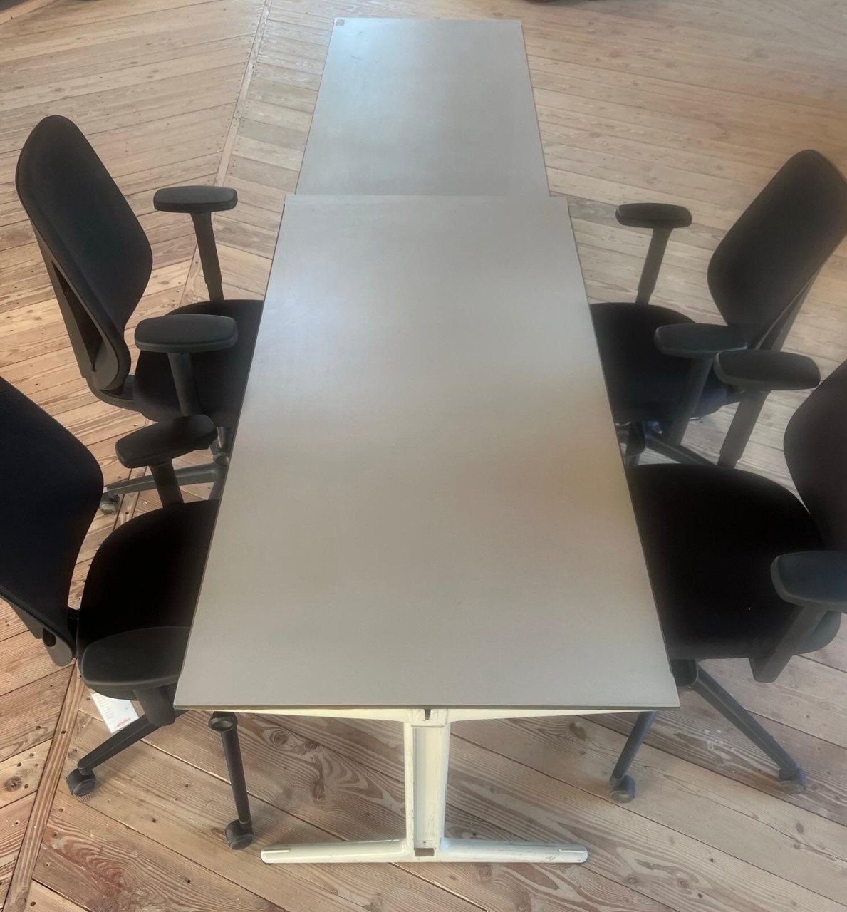 Partij bureaustoelen (Giroflex) en bureaus (Ahrend)